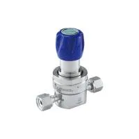 Регулятор AMFLO UHP AU23 Материал: Код ZH (Body,Gland-SUS316L;Poppet, Nozzle,Diaphragm-Hastelloy®C-22,Seat: PCTFE)  ; Поверхность 0.13 um; 3х портовый с манометром, вх. давл. 206 бар, CV-0.9